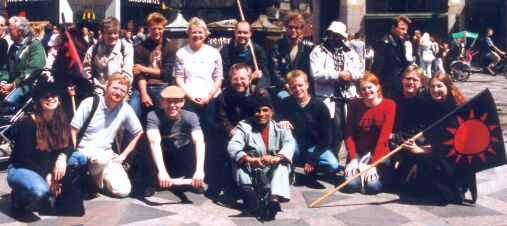 Nogle af spillerne p MPs hold foran Storkespringvandet